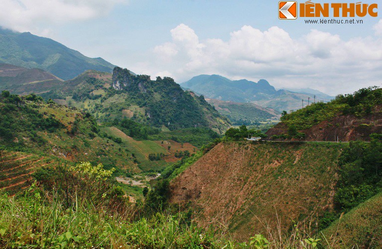 Mù Cang Chải là huyện vùng cao nằm phía Tây Yên Bái, cách Hà Nội khoảng 280km, nơi đây mang vẻ đẹp hoang sơ, đồi núi trùng điệp và nổi tiếng danh thắng ruộng bậc thang.